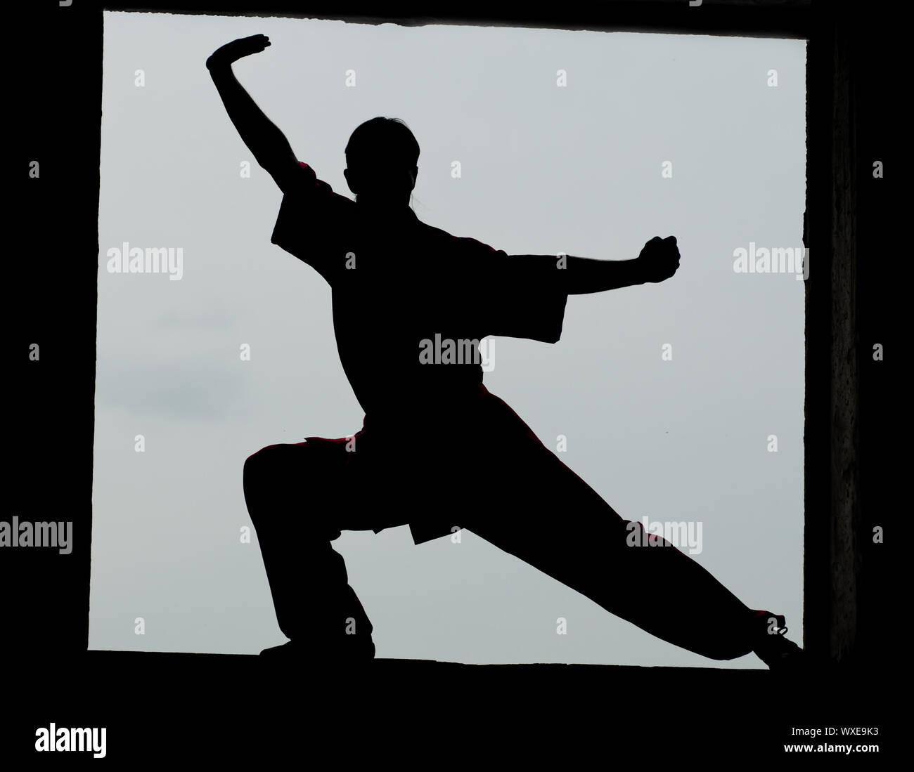 Shaolin Warriors wushoo Mann silhouette Praxis Kampfkunst outdoor. Kung Fu Stockfoto