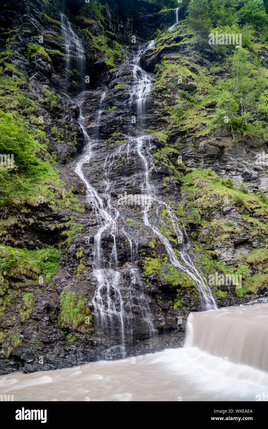 Panorama der Hohen malerischen Wasserfall im Grünen Wald landschaft Stockfoto