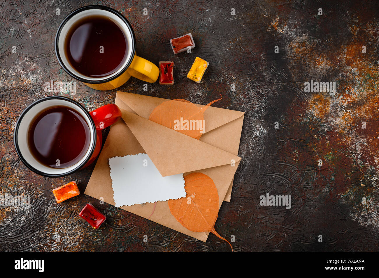 Emaillierte heiße Tasse Tee Stockfoto