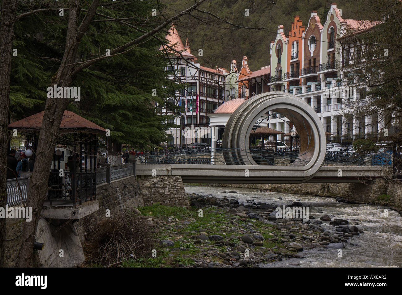 Looping Brücke in der Nähe von bordschomi Park Stockfoto