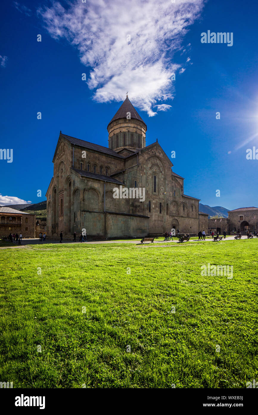 Swetizchoweli Kathedrale mit blauen Himmel und Grüne Wiese Stockfoto