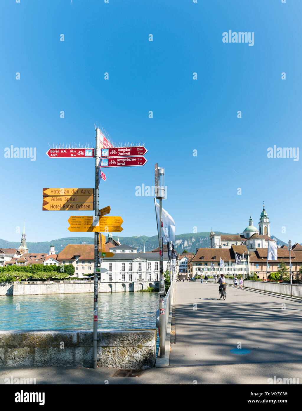 Solothurn, SO/Schweiz - vom 2. Juni 2019: Wegweiser mit vielen trail Marker für Fußgänger und Cycl Stockfoto