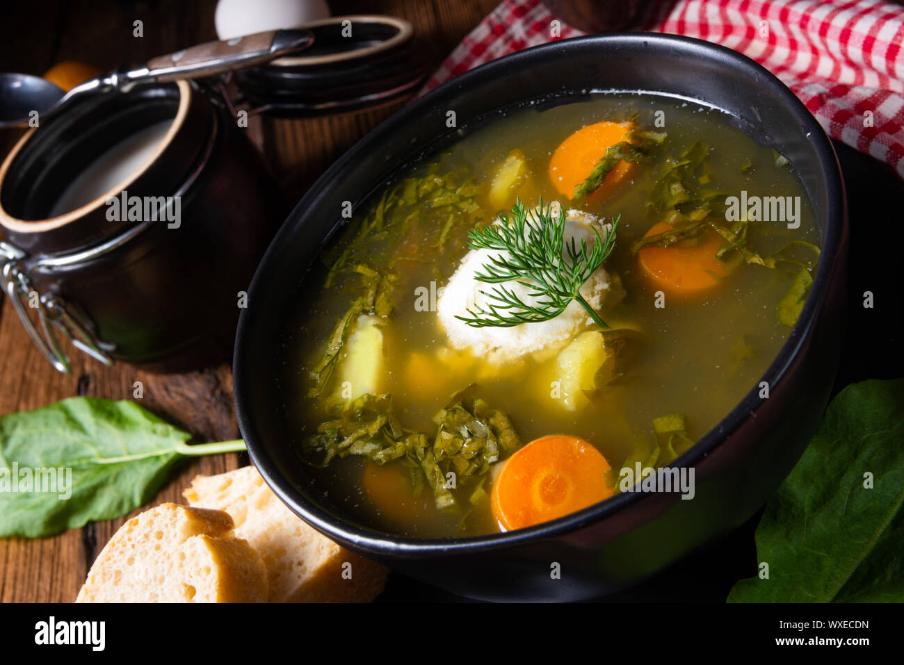 Rustikal Sauerampfersuppe mit Kartoffeln und Rahm Stockfoto