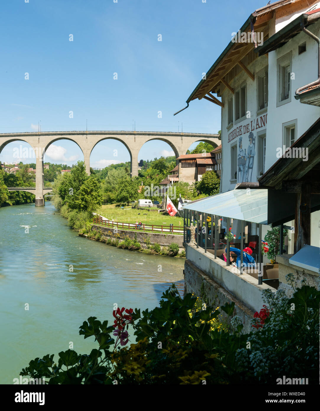 Fribourg, FR/Schweiz - vom 30. Mai 2019: Restaurant am Fluss Saane in Freiburg mit einer großen vie Stockfoto