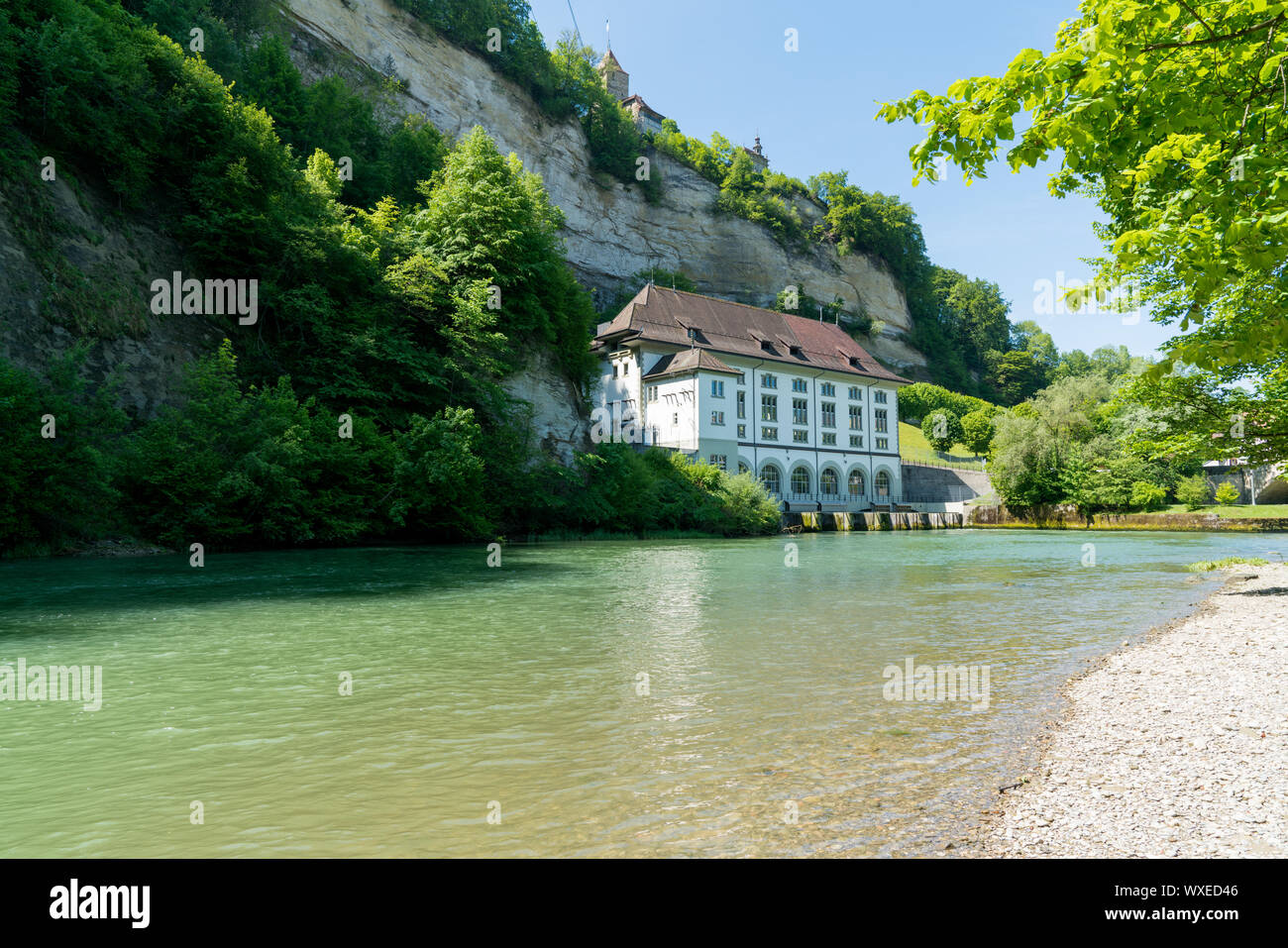 Fribourg, FR/Schweiz - vom 30. Mai 2019: historisches Wasserkraftwerk Gebäude auf dem Fluss S Stockfoto