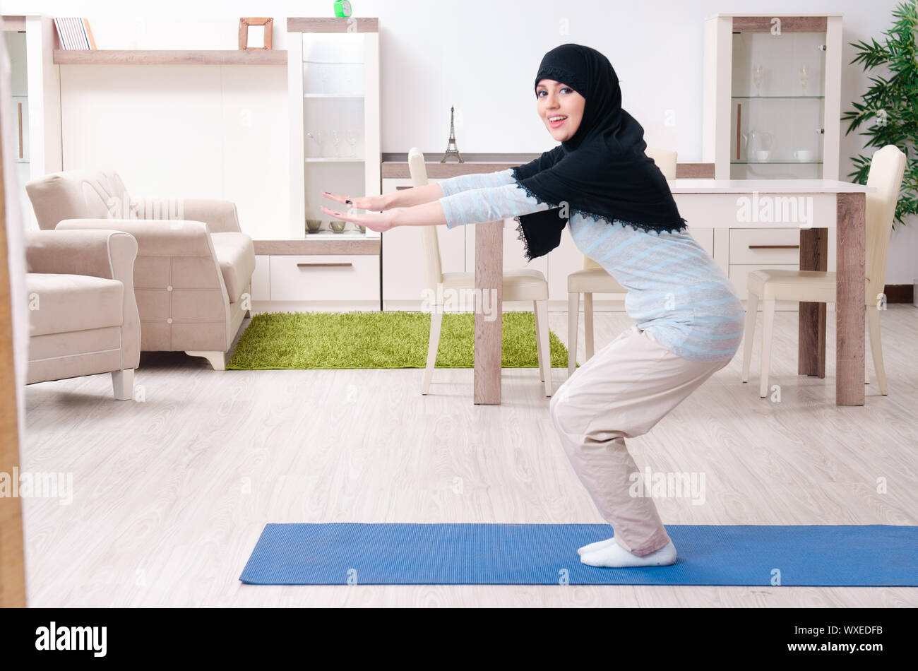 Junge Frau im hijab Übungen zu Hause Stockfoto