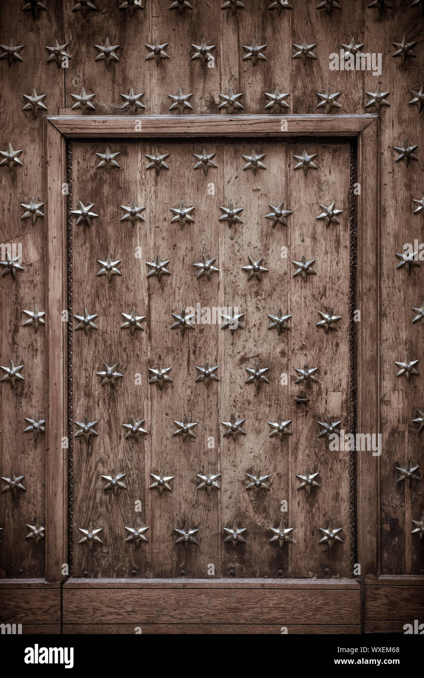 Alte Holztür in einem mittelalterlichen Gebäude Stockfoto
