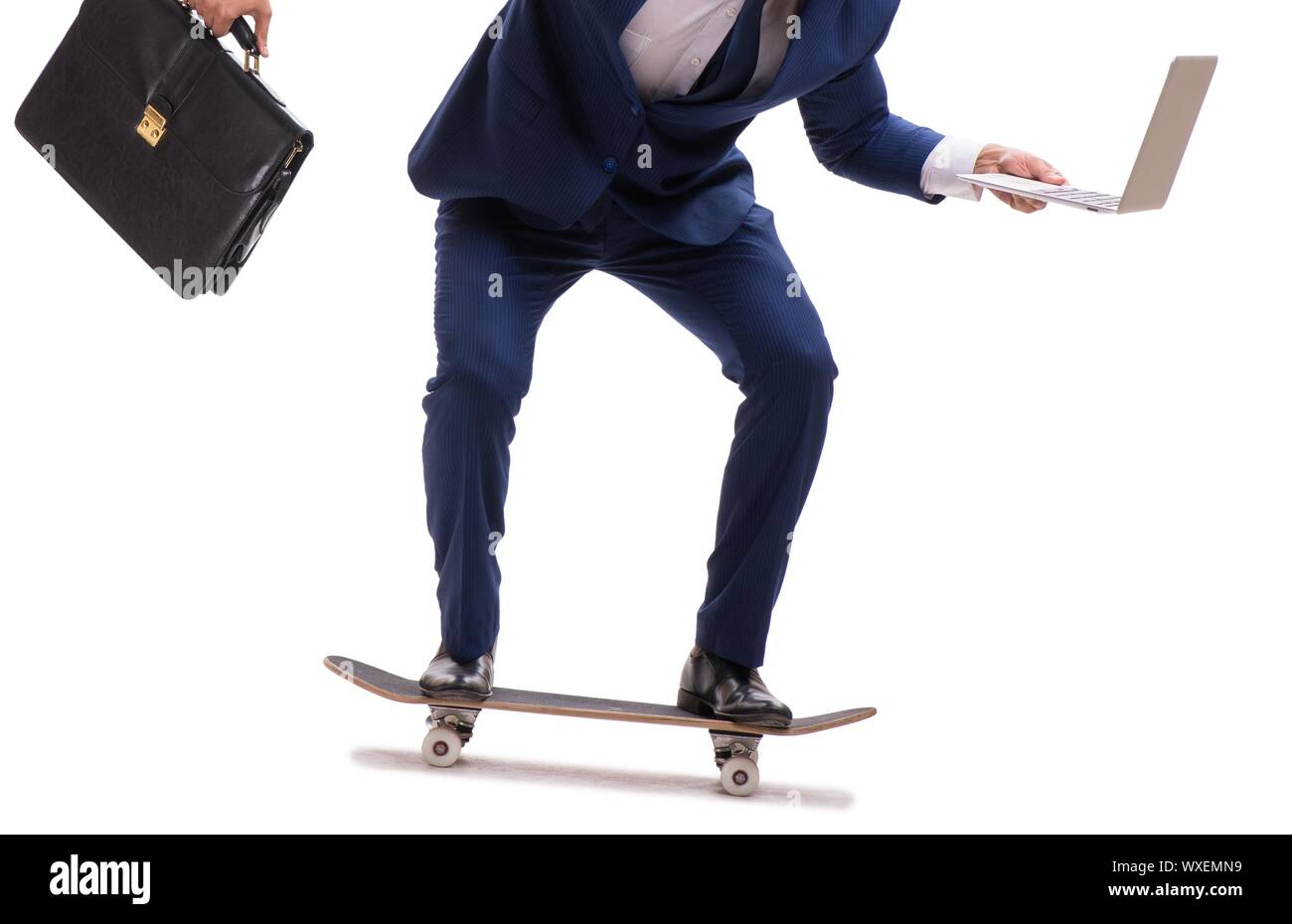 Geschäftsmann, Skateboard auf weißem Hintergrund Stockfoto