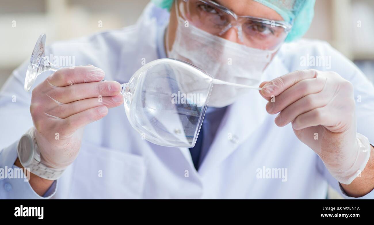 Forensics Investigator im Labor arbeiten an Kriminalität Beweise Stockfoto