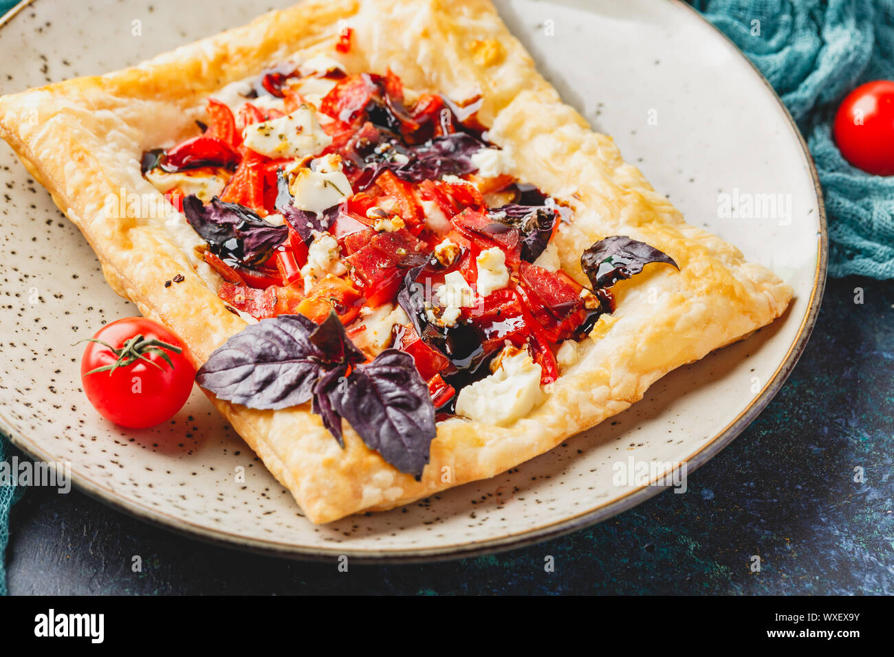 Tomate Torten mit Zusatz von aromatischen Kräutern Stockfoto