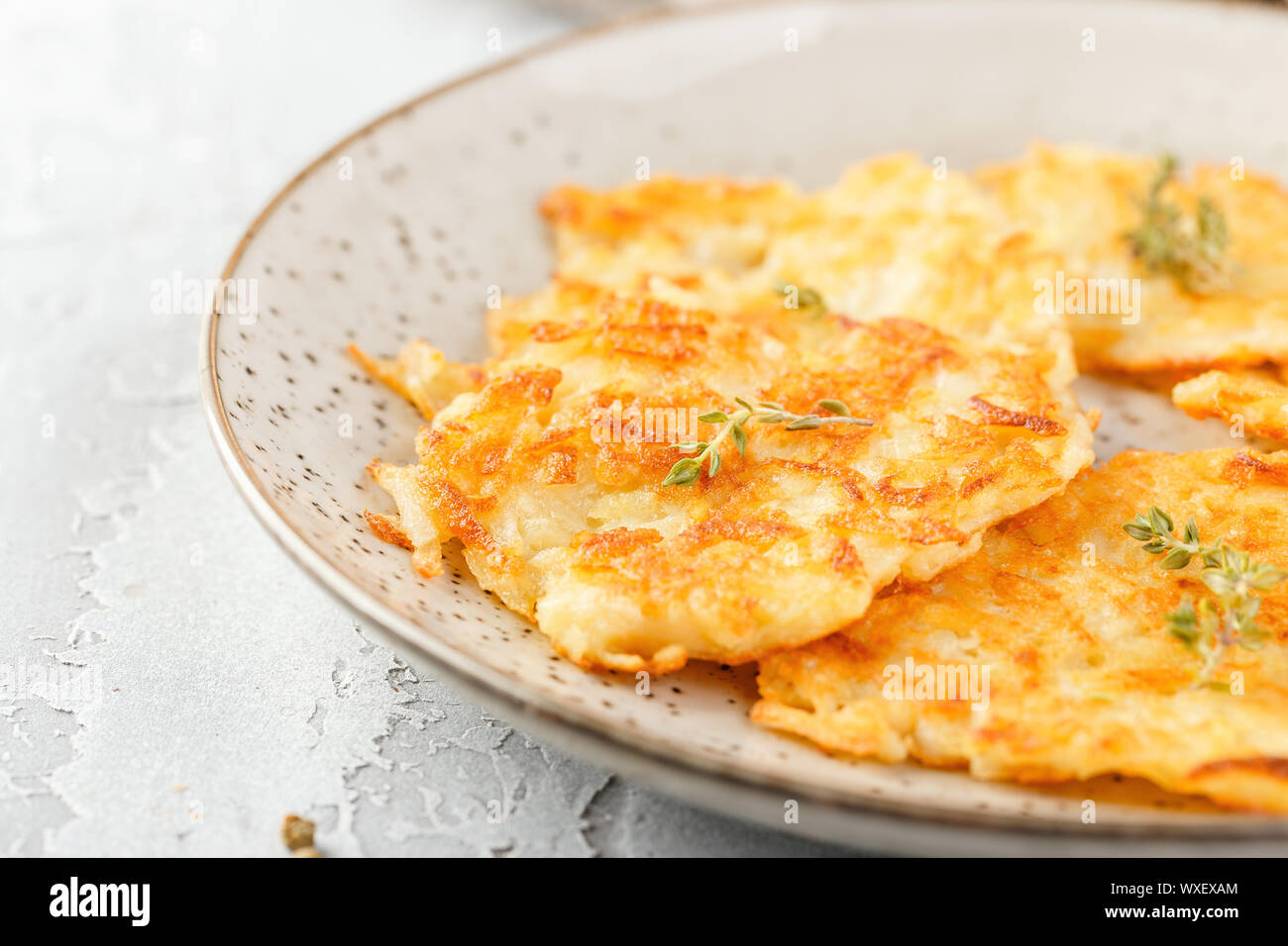 Gebratenes Kartoffelpuffer - rosti, Kartoffelpuffer, latkes, draniki, Hash Browns Stockfoto