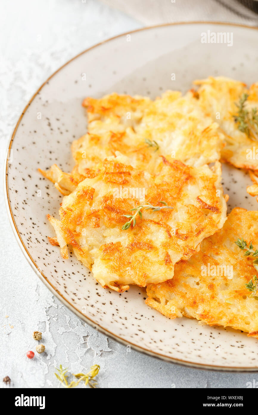 Gebratenes Kartoffelpuffer - rosti, Kartoffelpuffer, latkes, draniki, Hash Browns Stockfoto