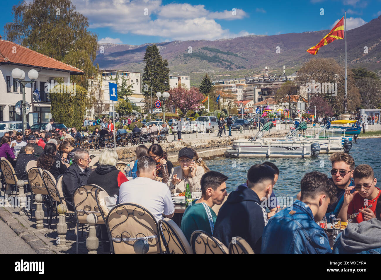 Voll am See cafe in Ohrid Stockfoto
