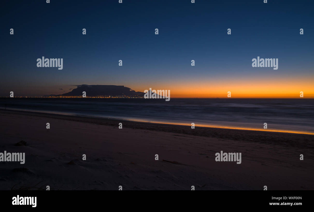 Nacht Blick auf Tafelberg und Kapstadt, Südafrika Stockfoto