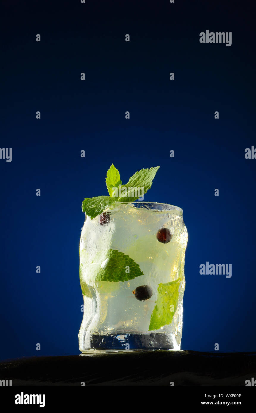 Erfrischender Cocktail mit Minze Stockfoto