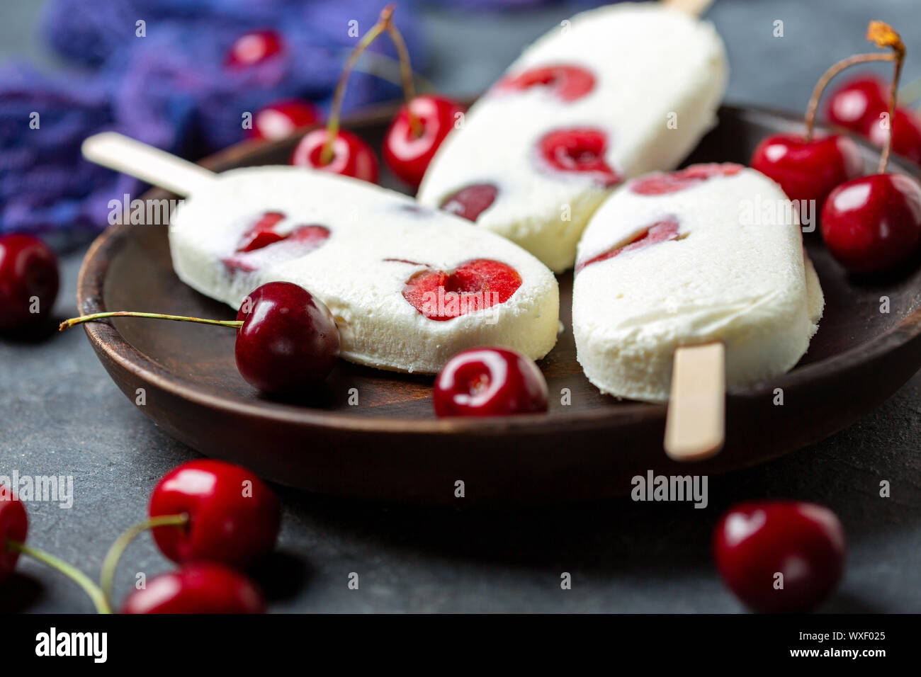 Handwerkliche vanille Eisbecher mit roten Kirschen. Stockfoto