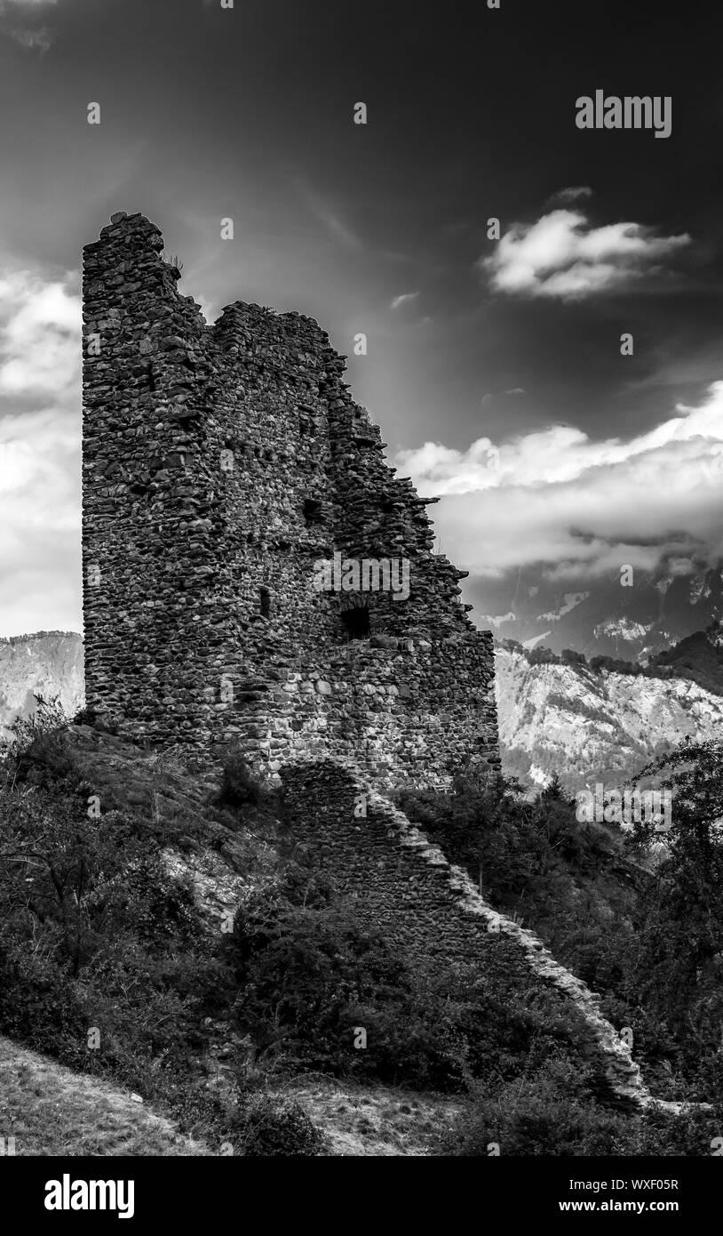 Die Ruine der Burg Freudenberg in Bad Ragaz im Südosten der Schweiz in Schwarz und Weiß Stockfoto