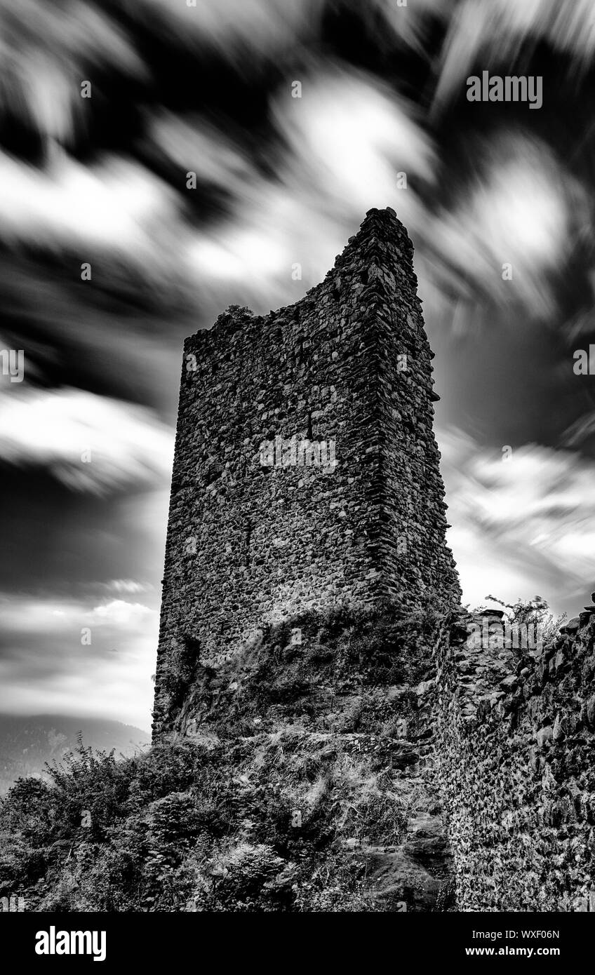 Die Ruine der Burg Freudenberg in Bad Ragaz im Südosten der Schweiz in Schwarz und Weiß Stockfoto