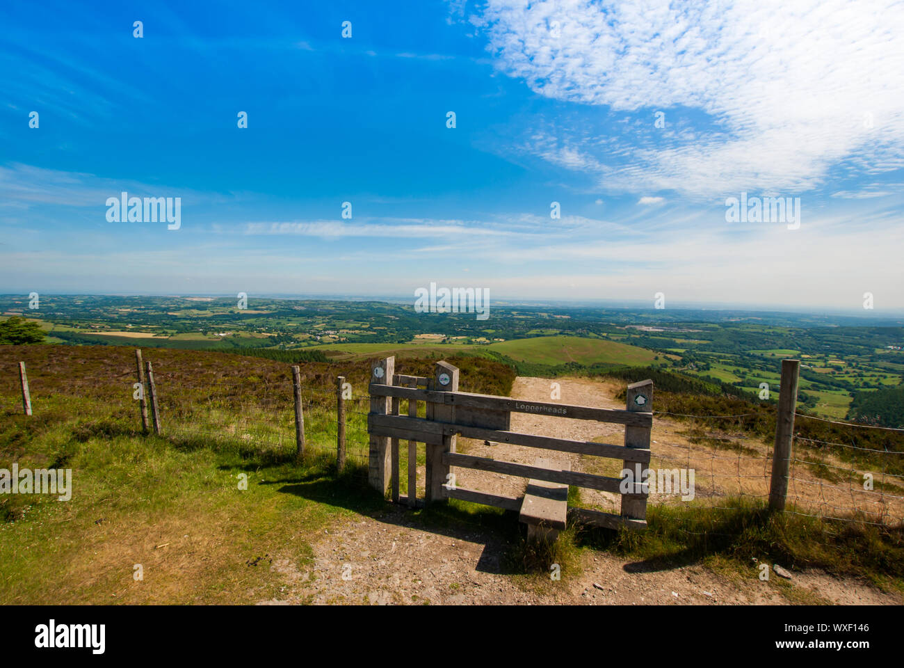 Stil an der Spitze der Moel Famau in Wales einen Weg in Richtung uneinig Stockfoto
