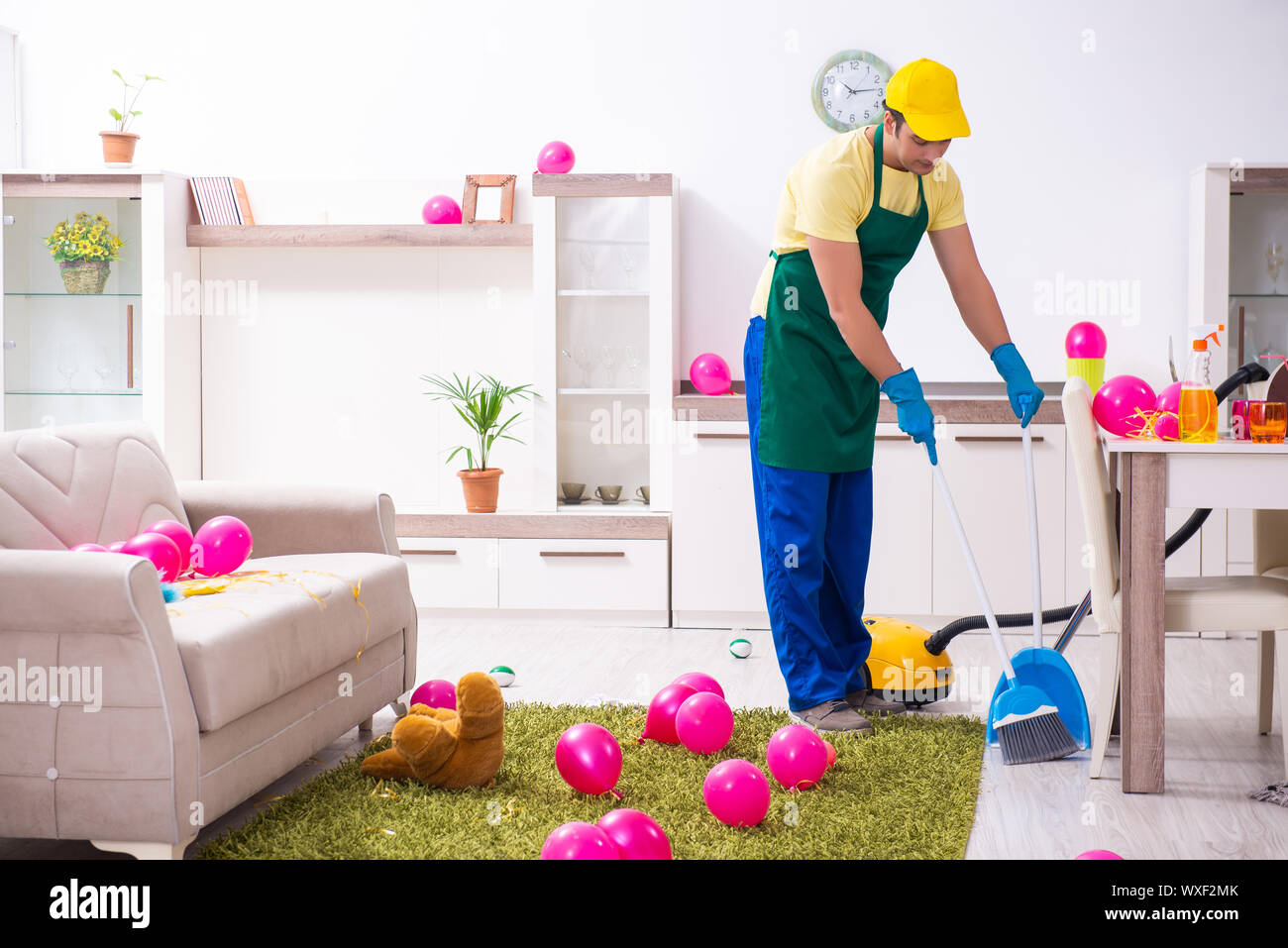 Junge männliche Auftragnehmer tun Hausarbeit nach Partei Stockfoto