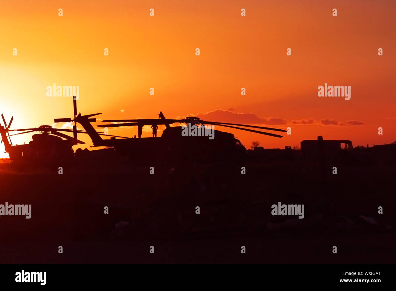 Us-Marines bereiten ihre CH-53 Sea Stallion für die Bereitstellung bei Sonnenuntergang auf dem Flugplatz in Kandahar, Afghanistan, Sonntag, 17. Februar 2002. (Jason Whitman/Image des Sports) Foto per Kreditkarte: Newscom/Alamy leben Nachrichten Stockfoto