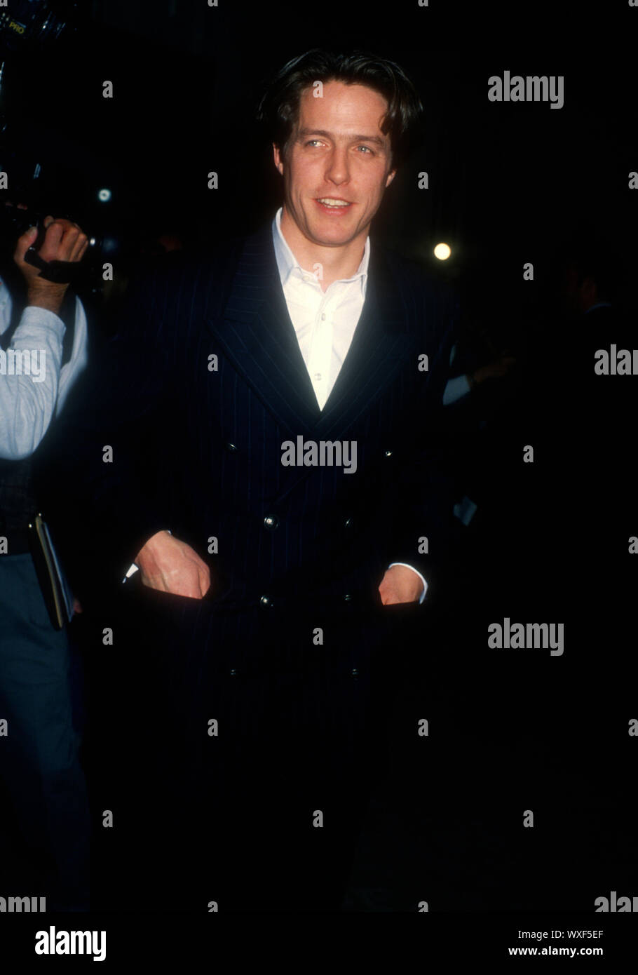 Beverly Hills, Kalifornien, USA, 11. Dezember 1994 Hugh Grant besucht des Hollywood Women's Press Club 54th jährliche Golden Apple Awards am 11. Dezember 1994 Im Beverly Hilton Hotel in Beverly Hills, Kalifornien, USA. Foto von Barry King/Alamy Stock Foto Stockfoto