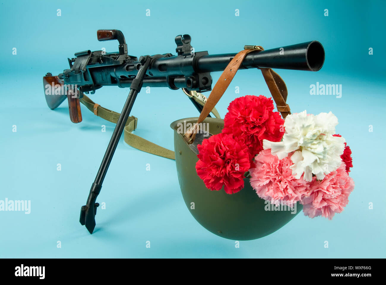 Maschinengewehr und Blumen Stockfoto