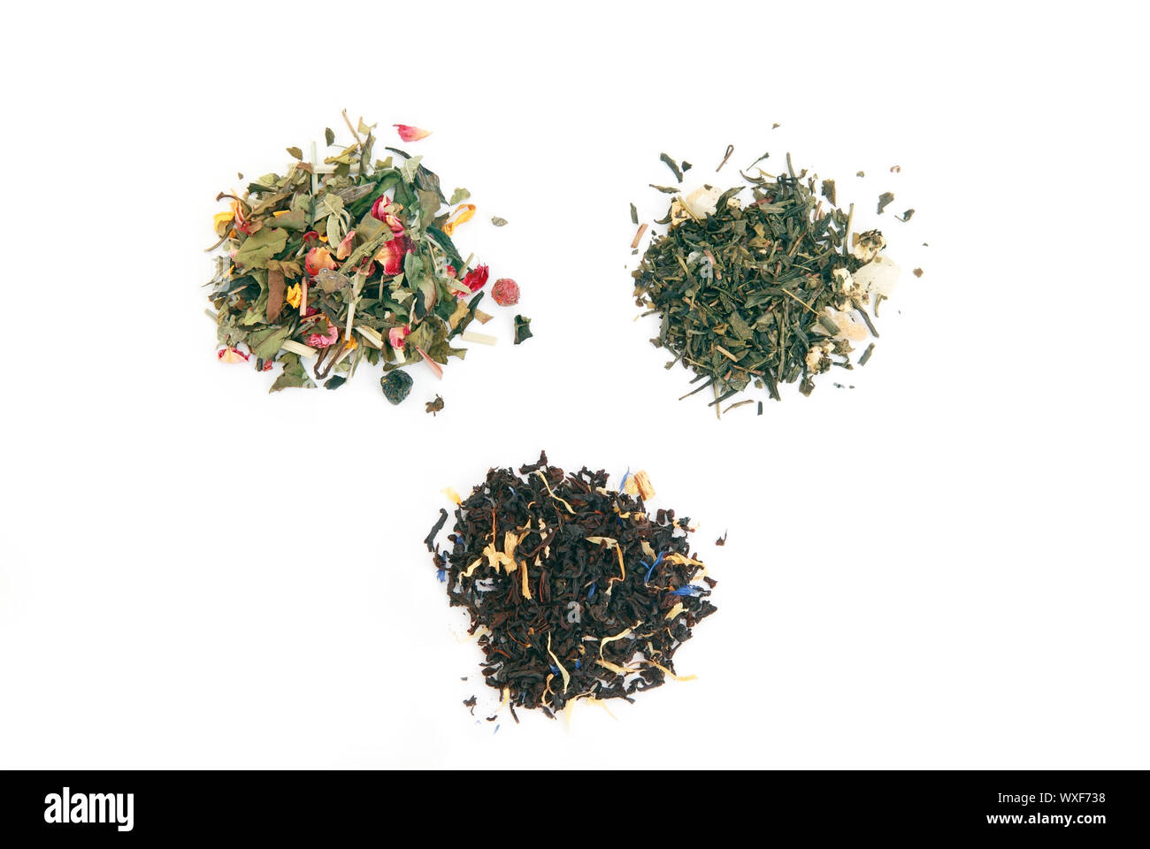 verschiedene Arten von Tee - weißer Tee, schwarzer Tee, grüner Tee über weiß Stockfoto
