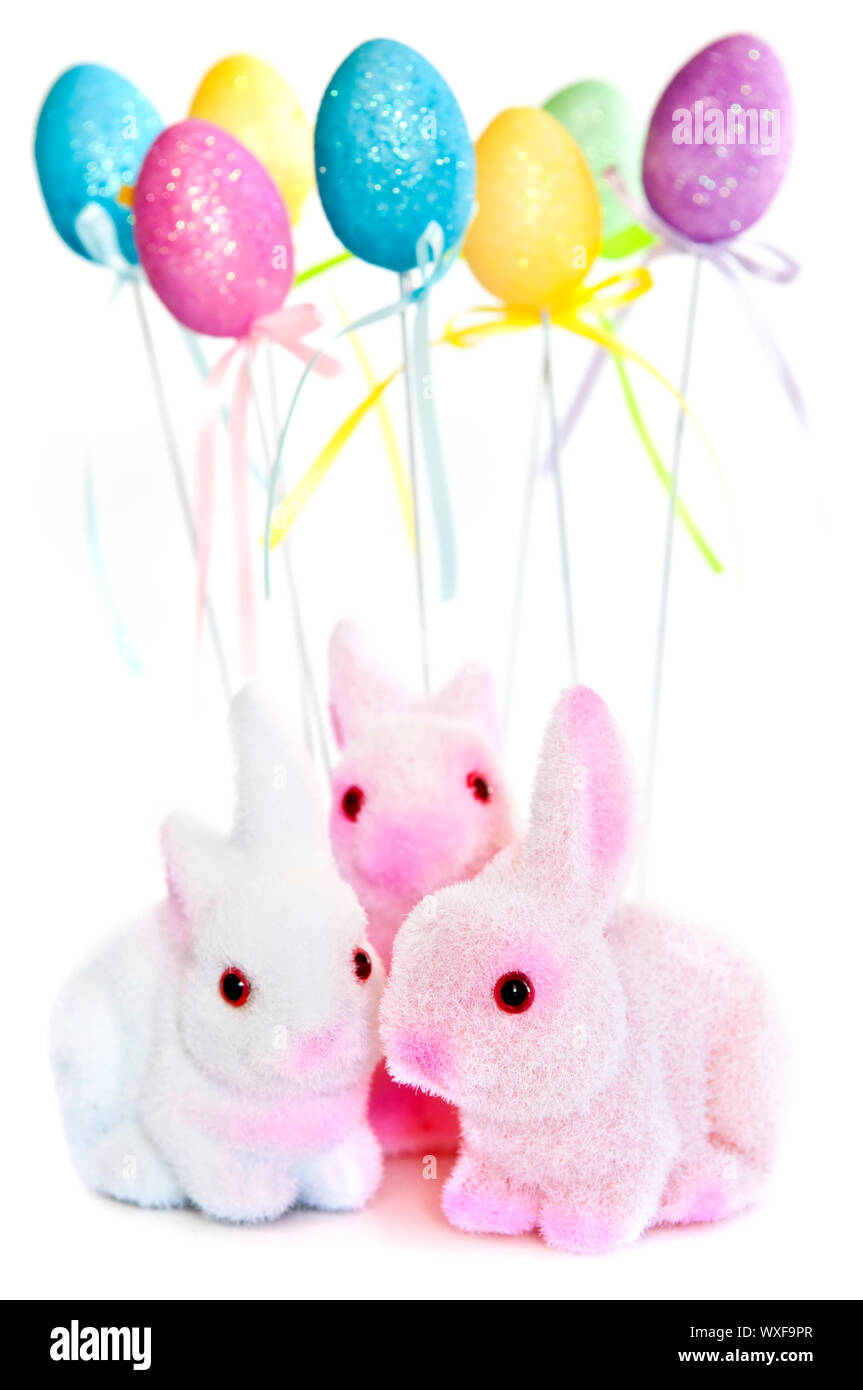 Süße Ostern Hase Spielzeug und Luftballons isoliert auf weißem Hintergrund Stockfoto