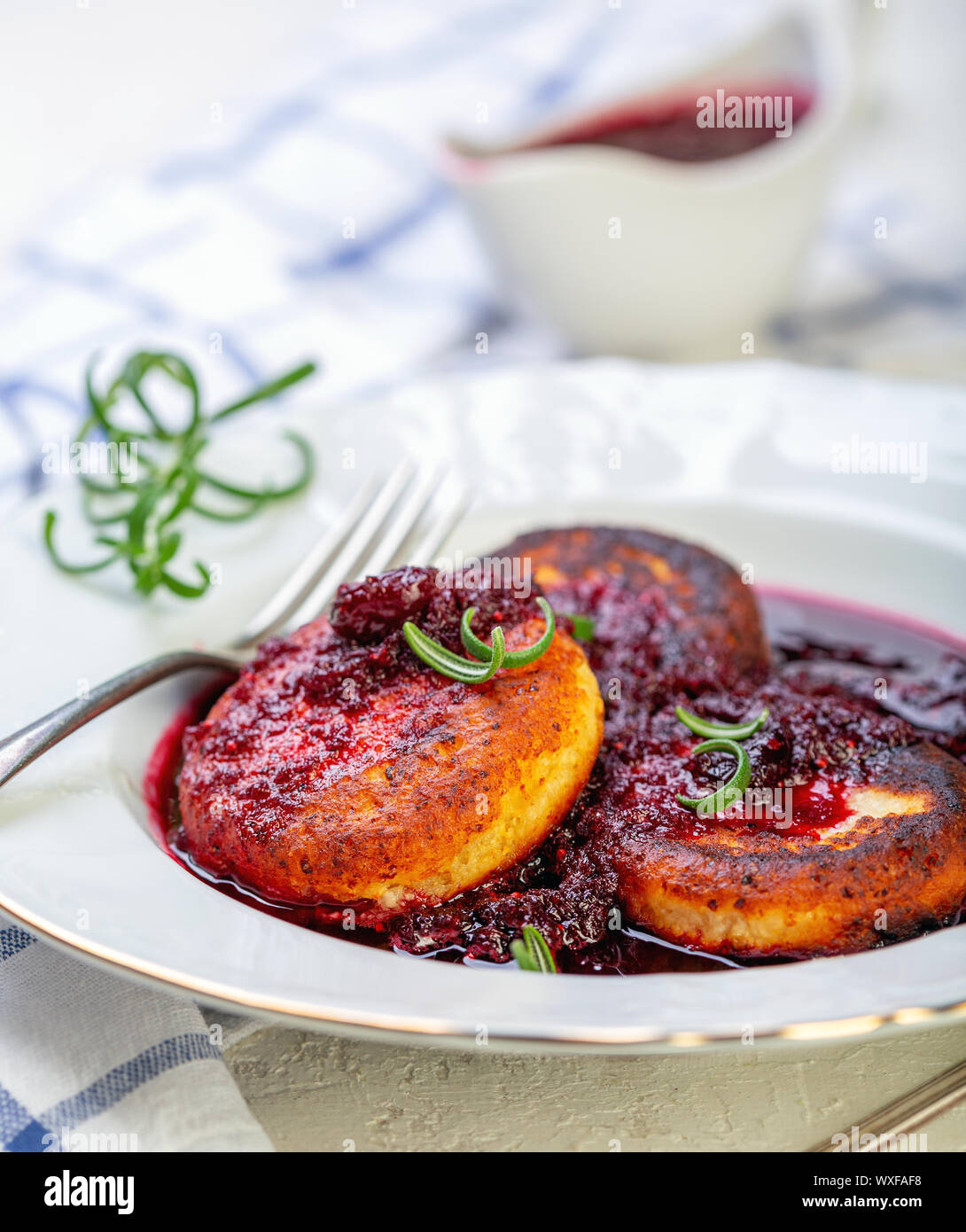 Quark Krapfen mit kirschsauce und Rosmarin. Stockfoto