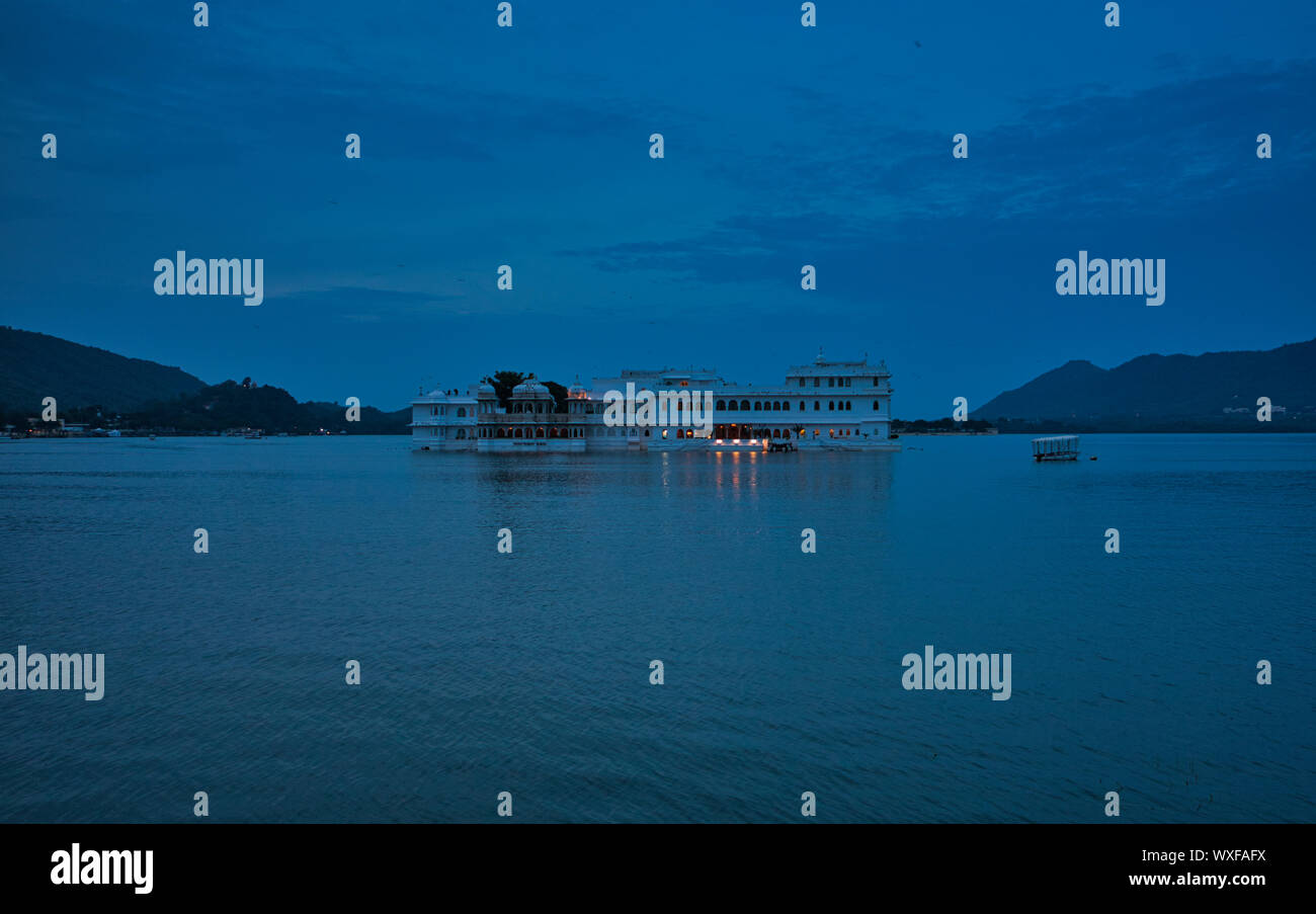 Blick auf Heritage Hotel von Ambarai Ghat, See Pichola, Udaipur, Rajasthan, Indien Stockfoto