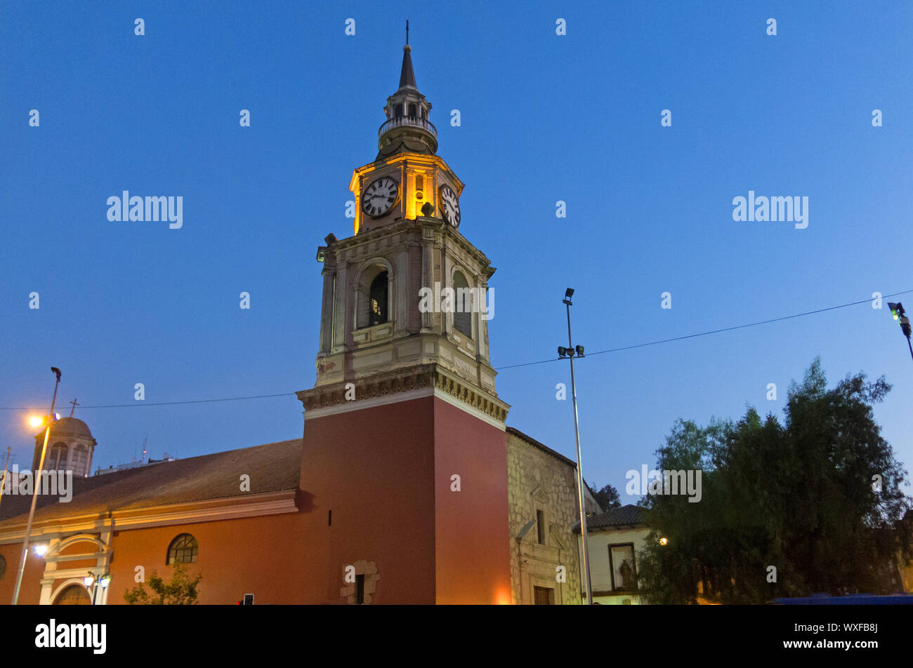 Nacht Bild der Kirche von San Francisco, katholische Tempel und alten Kloster, in der Alameda, der Hauptstraße von Santiago de Chile. Barock Stil. Stockfoto