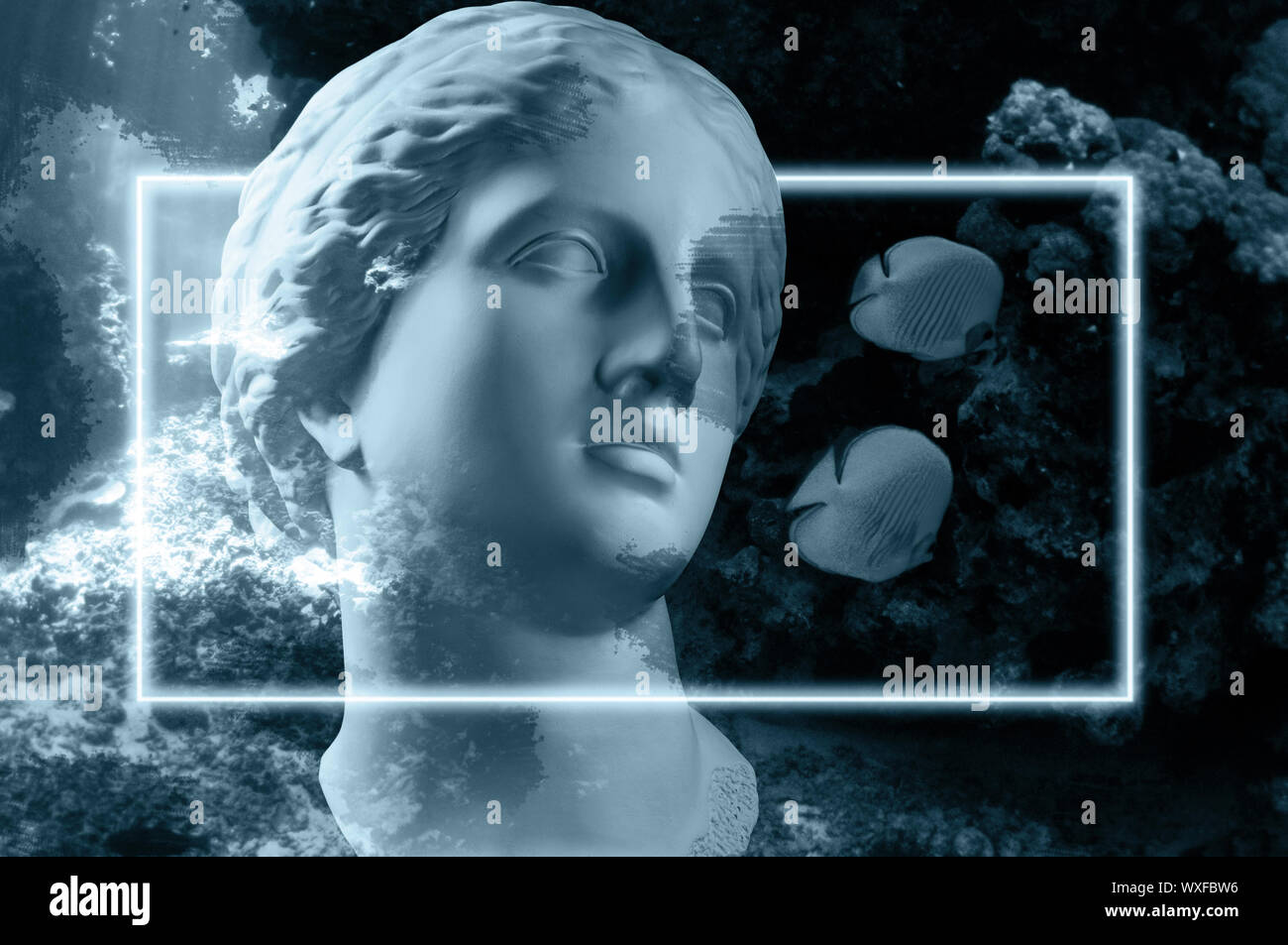 Angesichts der antiken Statue auf einem Unterwasser Hintergrund mit Korallen und Fischen. Kunst, Abenteuer, unterwasserarchäologie Konzept. Stockfoto