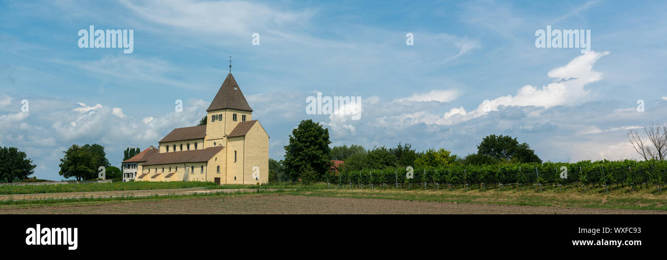 Panorama Blick auf die Kirche von St. Georg auf der Insel Reichenau am Bodensee Stockfoto