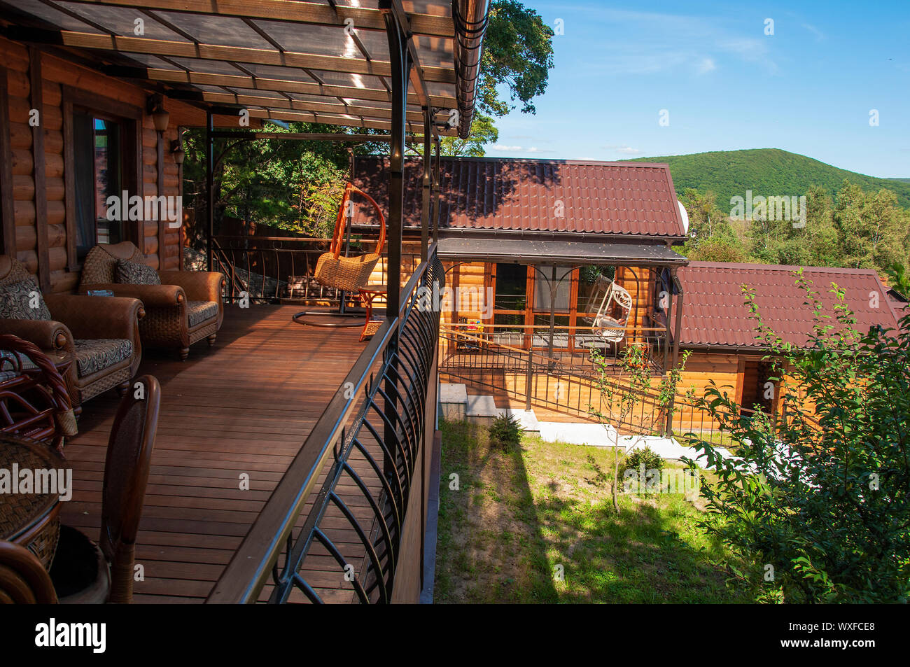 Kunst Ideen für die Dekoration ein Landhaus Teil der Terrasse des Gästehauses mit Blick auf ein anderes Haus Stockfoto