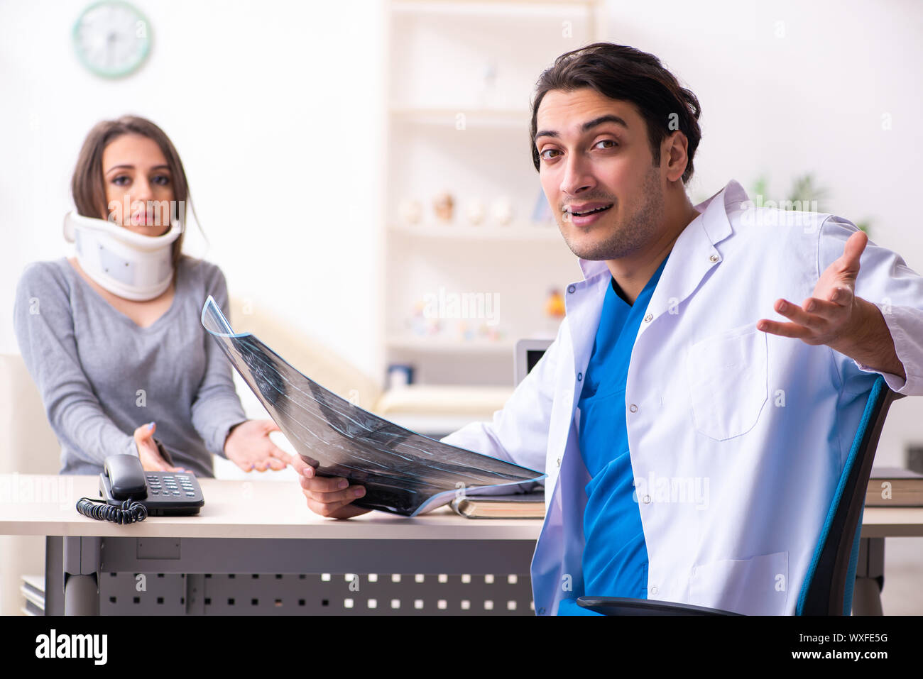 Junge männliche und weibliche Schöne patient Arzt Stockfoto