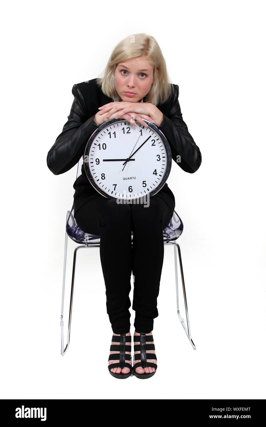 Frau mit einer riesigen Uhr Stockfoto