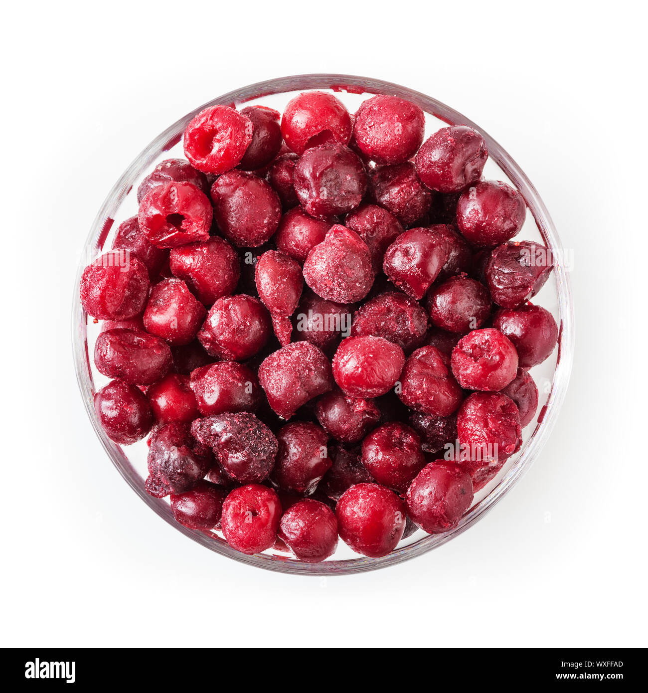 Gefrorene Kirschen in Glasschale auf weißem Hintergrund mit Freistellungspfad isoliert Stockfoto