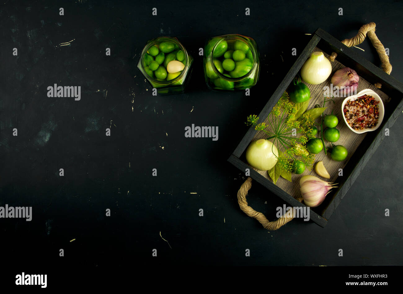 Textur VON GEMÜSE IN EINER BOX auf einem dunklen Hintergrund. Konzept der Vorbereitung Gemüse für den Winter. Stockfoto