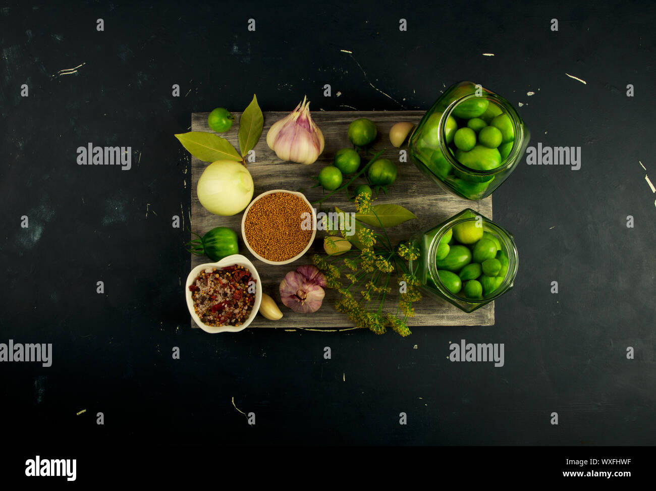 Gemüse, Tomaten und Gewürzen auf der Platine. Zwiebeln Knoblauch Tomaten, Dill, GEWÜRZE AUF GRAU HOLZBRETT AUF EINEM ERHÖHTEN STEIN Oberfläche. Stockfoto