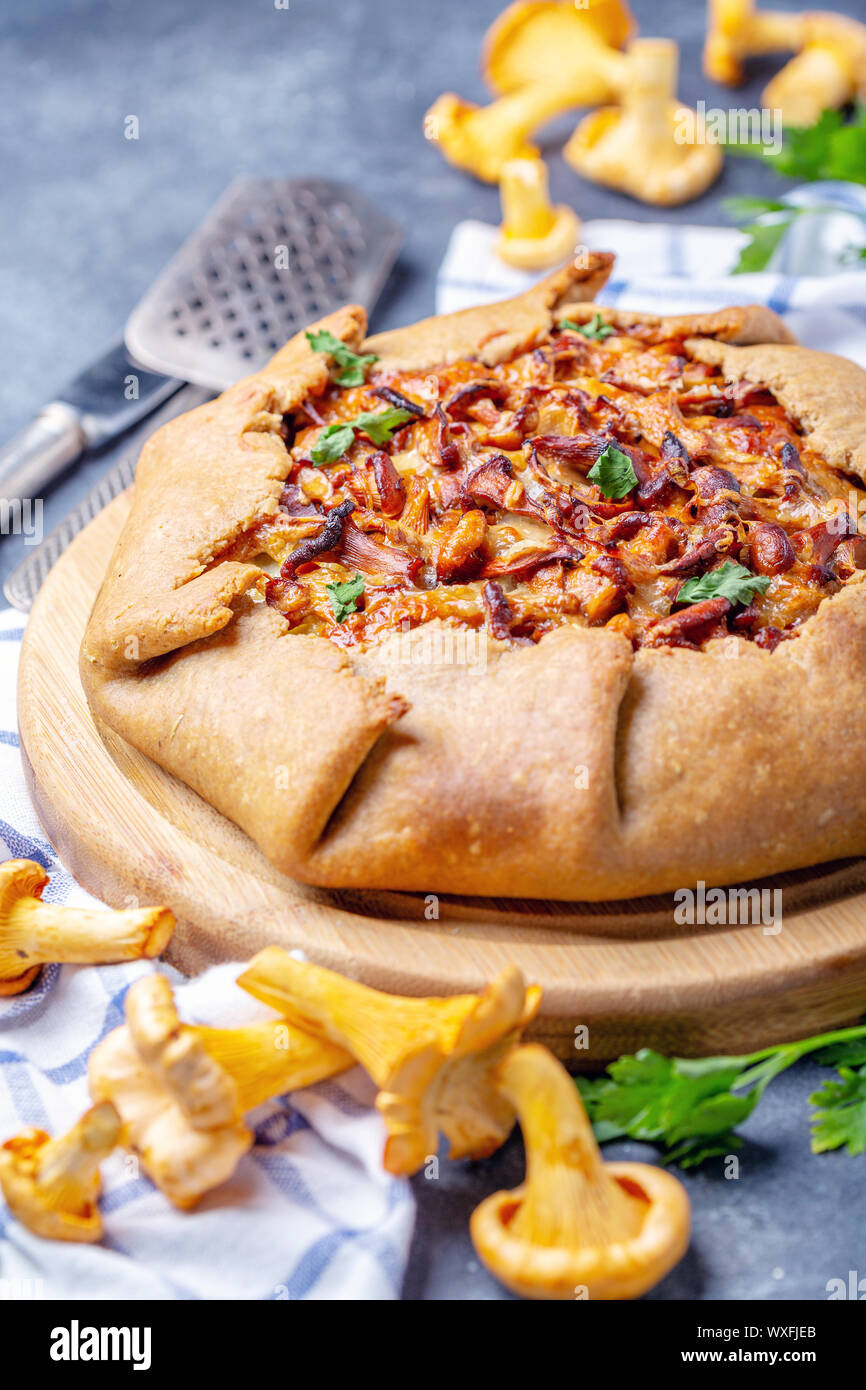 Traditionelle Torte (Galette) mit wilden Pfifferlinge Stockfotografie ... Traditionelle Torte (Galette) mit wilden Pfifferlinge Stockfotografie ...