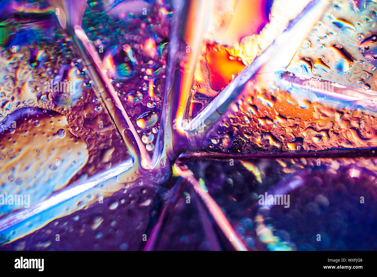 Hintergrund im Stil der 80-90 Jahre. Echten Textur von Glasscherben oder Eis und Tropfen in hellen Säure Farben. Stockfoto