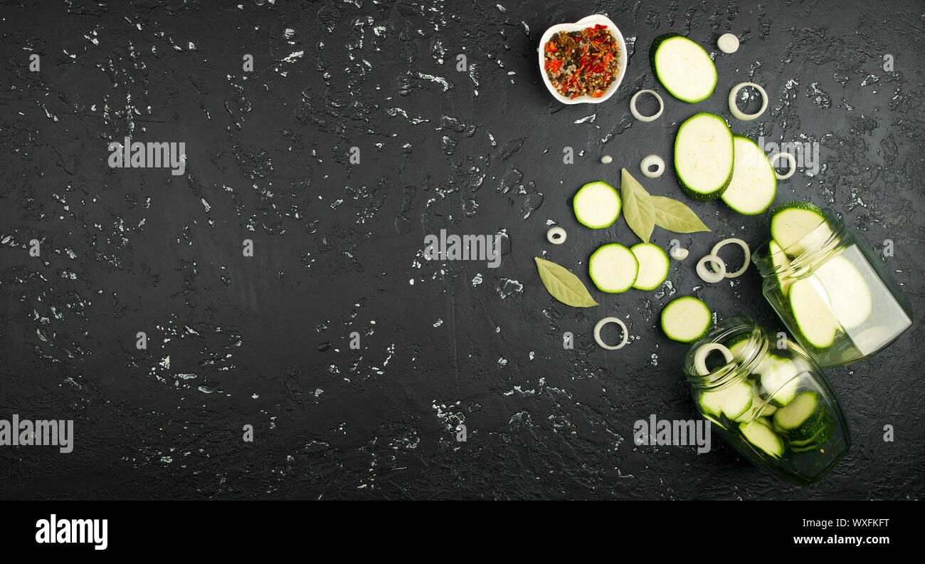 Frische grüne Zucchini auf einen dunklen Tisch. Die Aussicht von oben. Kopieren Sie Platz. Stockfoto