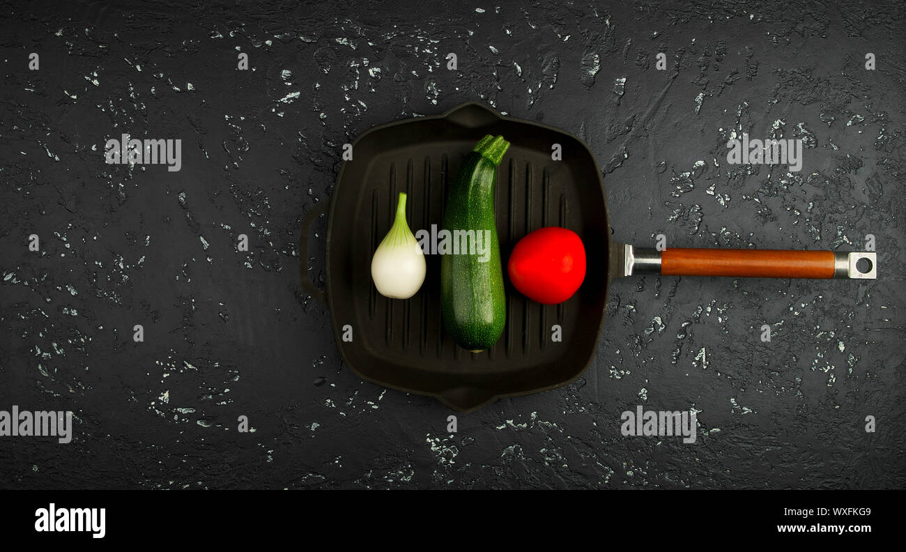 Frische grüne Zucchini auf einen dunklen Tisch. Die Aussicht von oben. Kopieren Sie Platz. Stockfoto