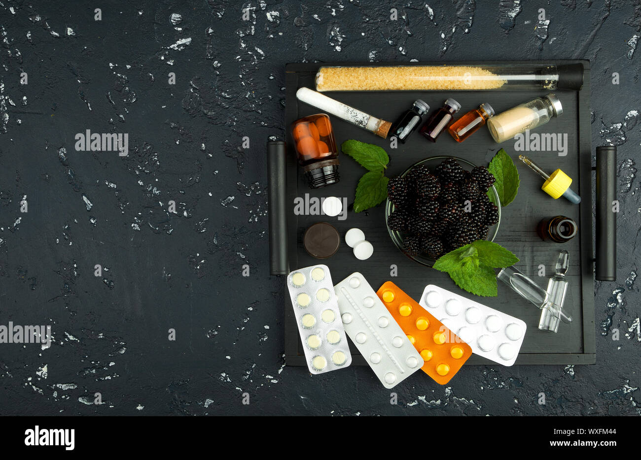 Frische Beeren und Drogen auf dem Board. Blick von oben. Platz kopieren Stockfoto