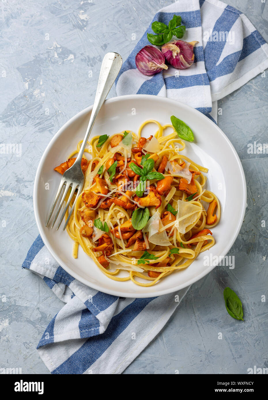 Linguini mit Pfifferlingen, Parmesan und Kräuter. Stockfoto