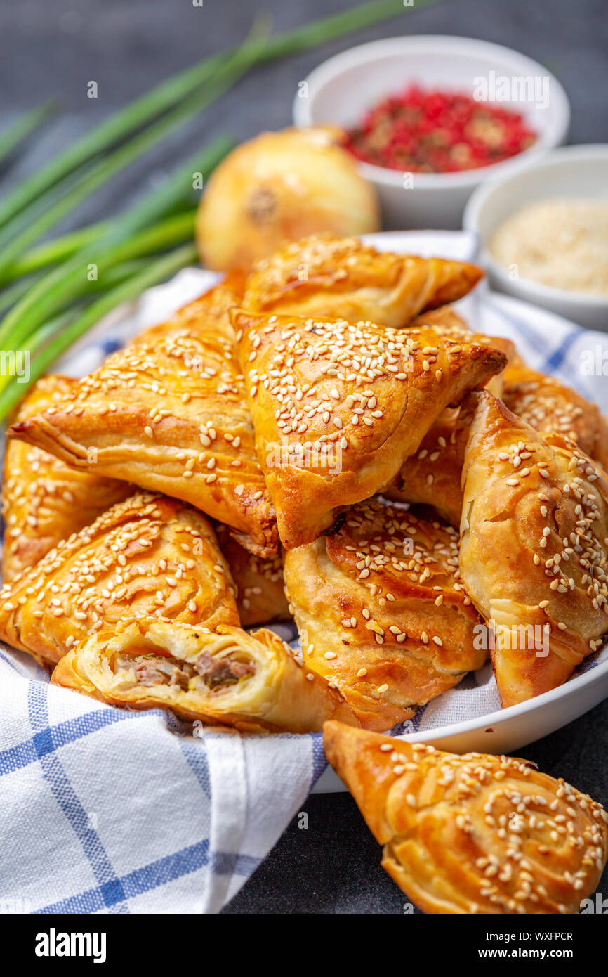 Hausgemachte samosas bestreut mit Sesam. Stockfoto