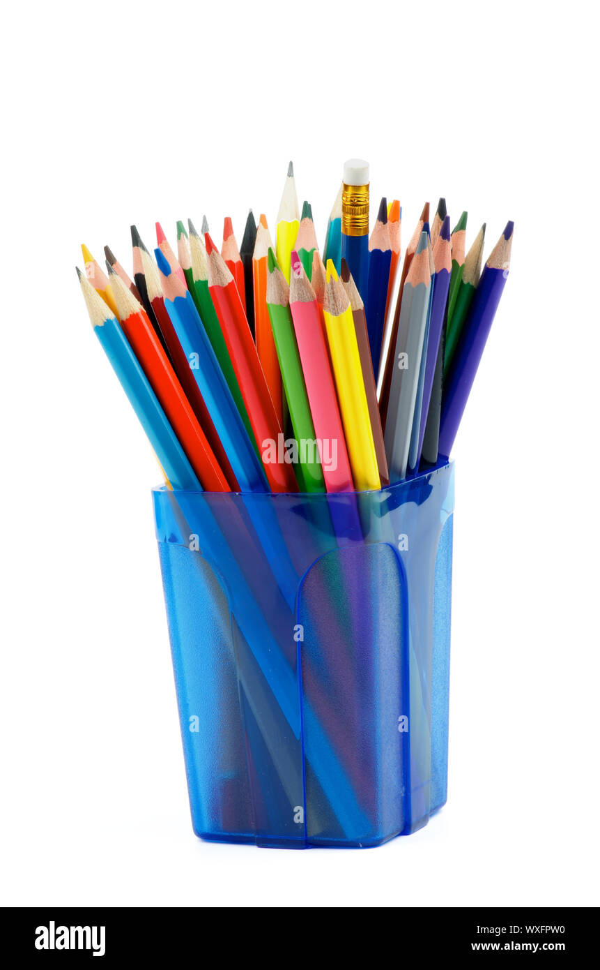 Bündel der Blei-, Bunt- und Zeichenstift scharfe Bleistifte in blauen  Behälter isoliert auf weißem Hintergrund Stockfotografie - Alamy