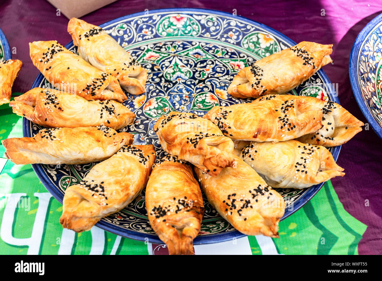 Leckere traditionelle usbekische Torten in einem großen Teller Stockfoto