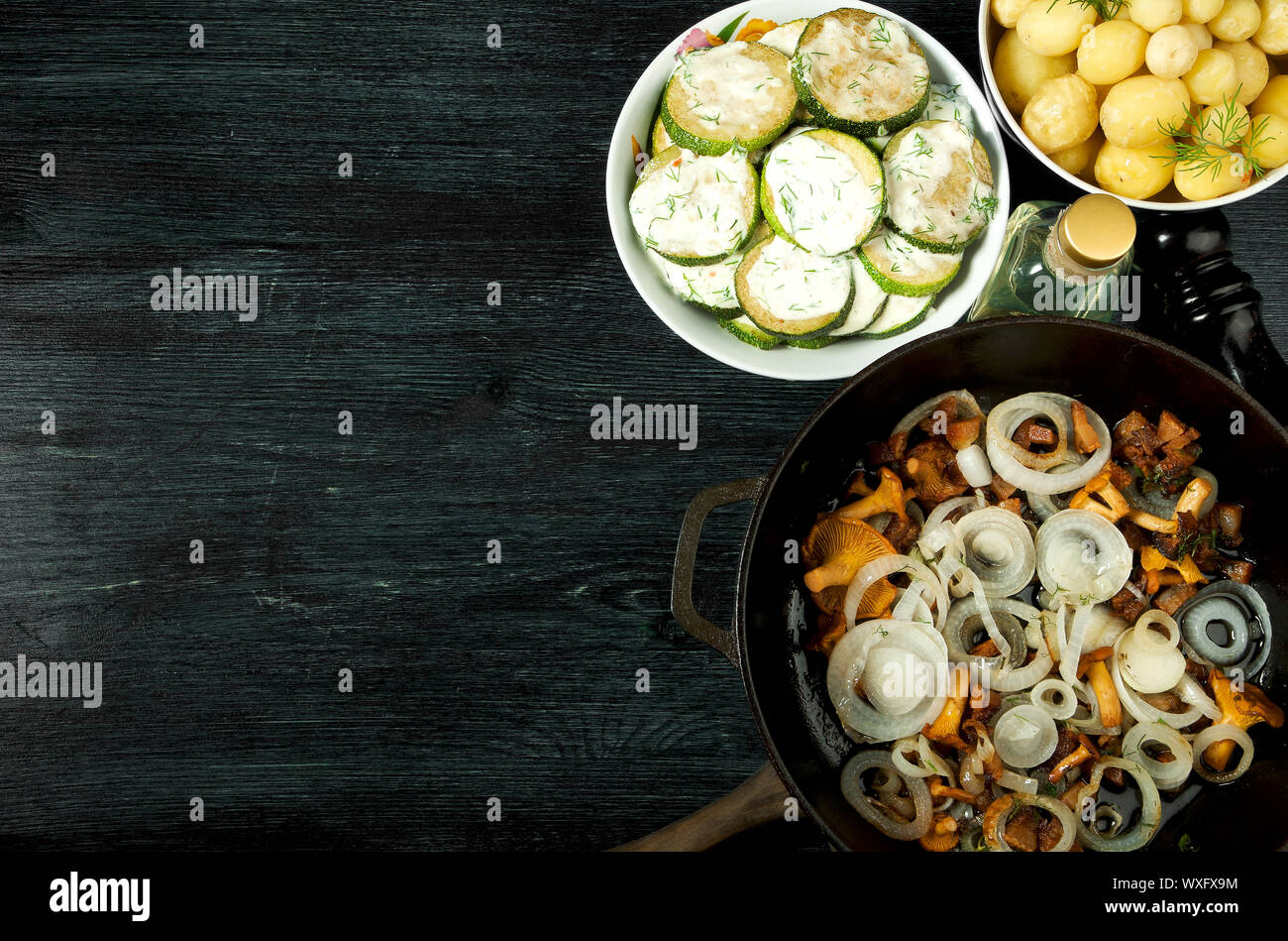 Gemüse auf dem Hintergrund. Gebratene zucchini Sauce in einen Teller. Junge gekochte Kartoffeln mit Dill in eine Schüssel geben. Gebratene Pfifferlinge Brei Stockfoto